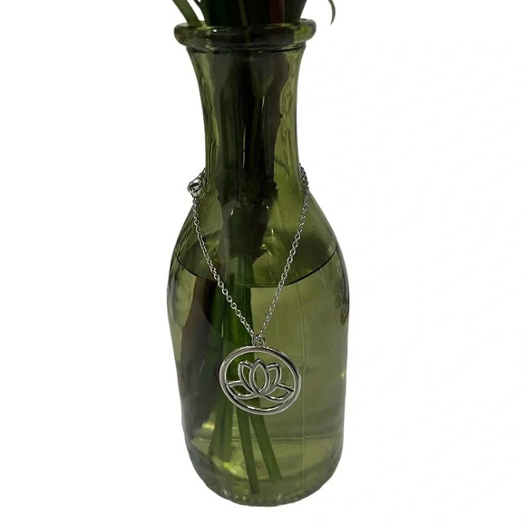 Green Vase‎ With Removable Chain 8” - Picture 1 of 4